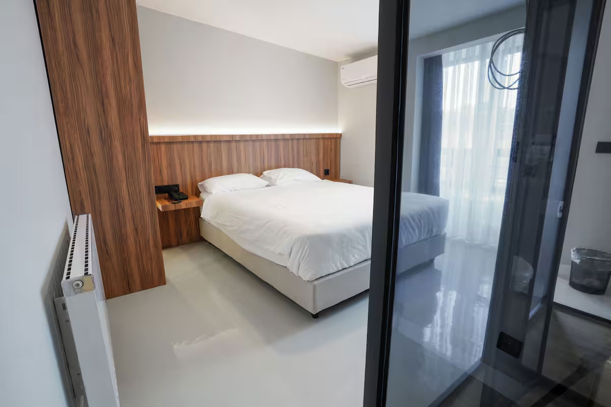 Basit Tek Büyük Yataklı Oda